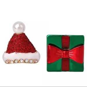 New BETSEY JOHNSON
Santa Hat Mismatched Stud Earrings